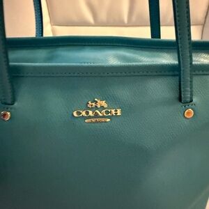 Coach Gallery  Leather Tote Bag in Torquoise color. Cross
Grain leather.